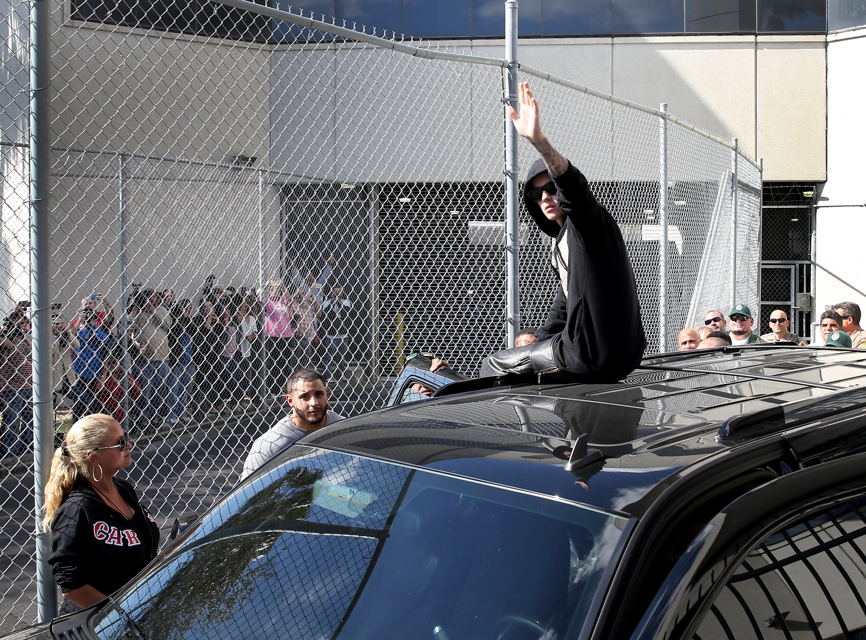  Justin Bieber waves after exiting from the Turner Guilford Knight Correctional Center on January 23, 2014 in Miami, Florida. (Photo by Joe Raedle/Getty Images)