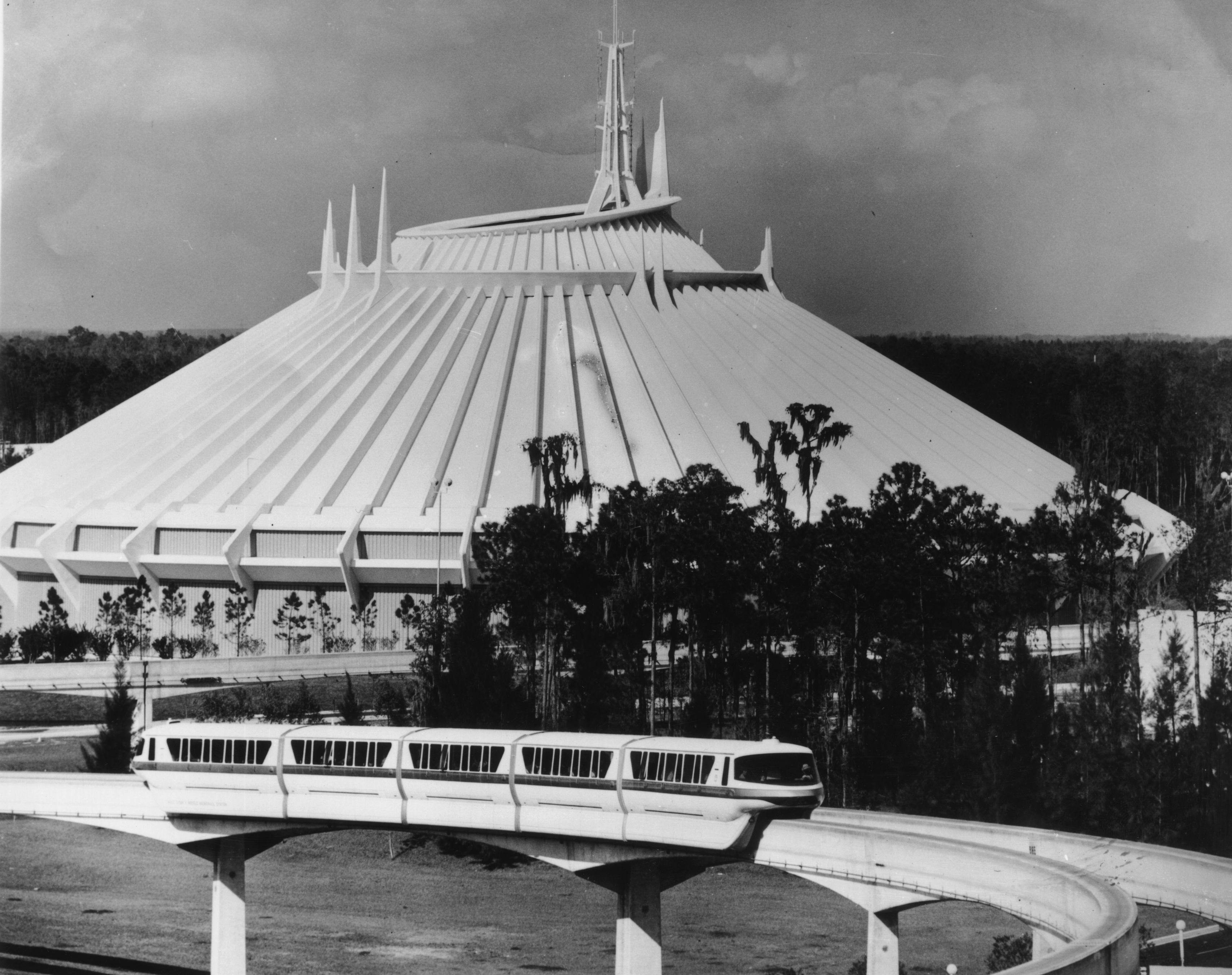 Space Mountain at Disney World in Florida im 1979.  (Photo by Central Press/Getty Images)