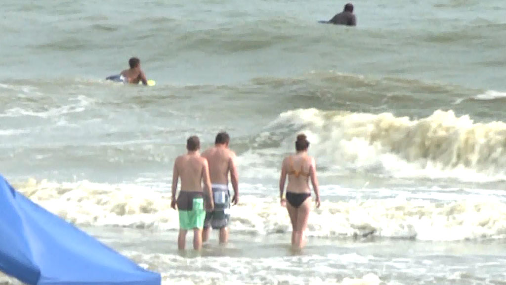 Two People Bitten By Sharks Off New Smyrna Beach Cbs Miami